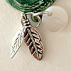 Paire de boucle d'oreilles diamètre 20 mm couleur vert, grand fermoir sans nickel.