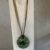 Sautoir avec médaillon de 70 mm couleurs: vert sur chaine métal deux couleurs longueur 64 cm