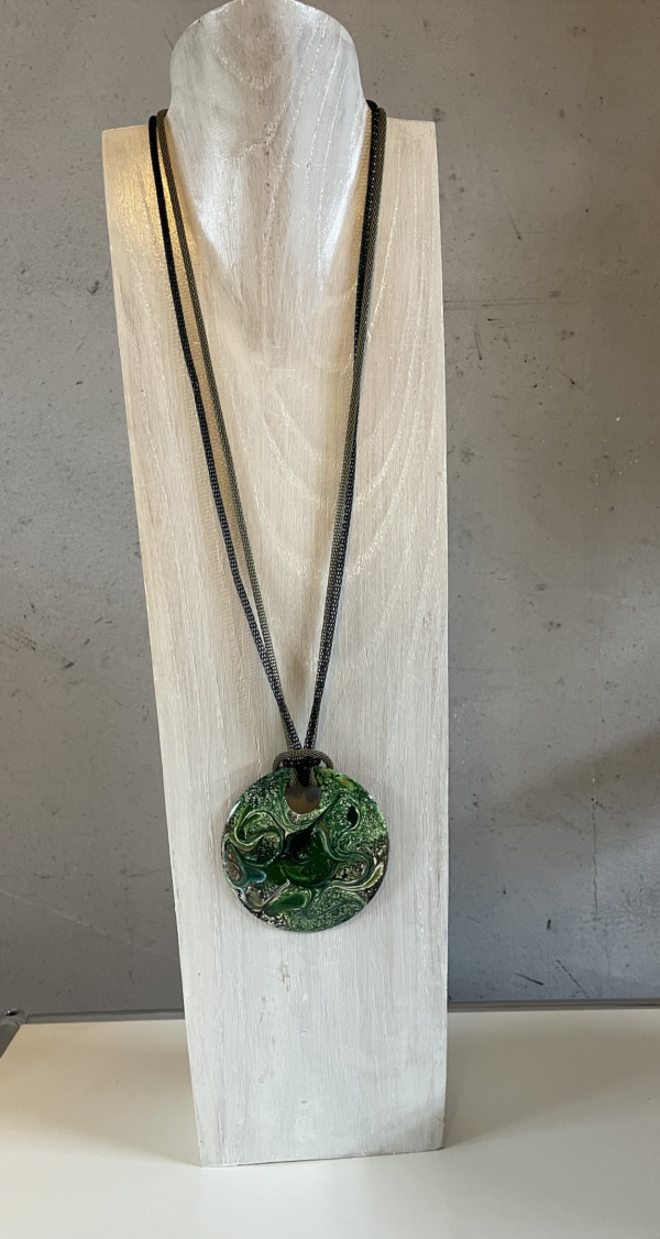 Sautoir avec médaillon de 70 mm couleurs: vert sur chaine métal deux couleurs longueur 64 cm