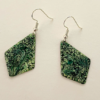 Paire de boucle d'oreille triangle longueur 30 mm couleur vert, grand fermoir sans nickel.