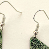 Paire de boucle d'oreille triangle longueur 30 mm couleur vert, grand fermoir sans nickel.