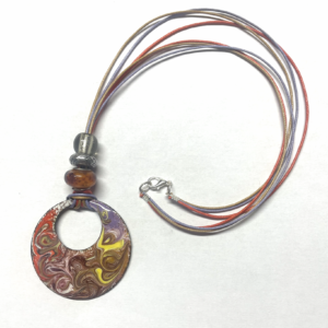 Collier avec médaillon diamètre 48 mm, couleurs : Brun-beige- rose- jaune