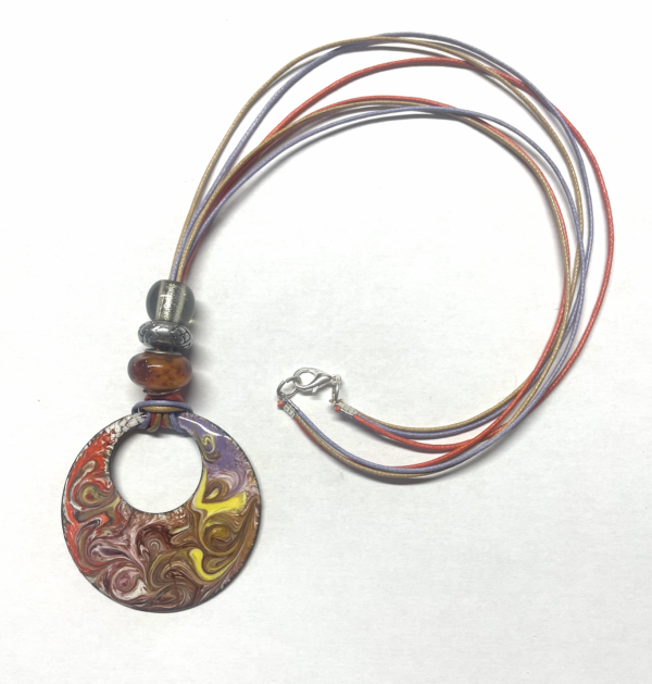 Collier avec médaillon diamètre 48 mm, couleurs : Brun-beige- rose- jaune