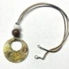 Collier avec médaillon diamètre 48 mm, couleurs : anis- brun