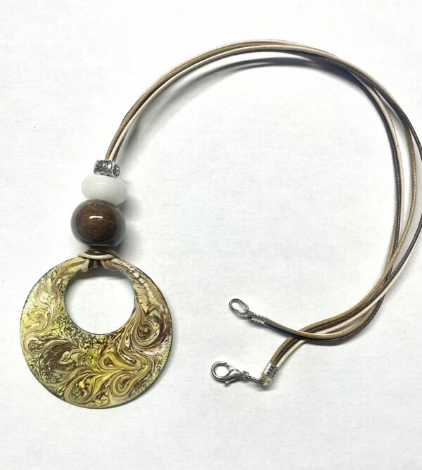 Collier avec médaillon diamètre 48 mm, couleurs : anis- brun