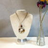 Collier avec médaillon diamètre 50 mm, couleur : beige et brun