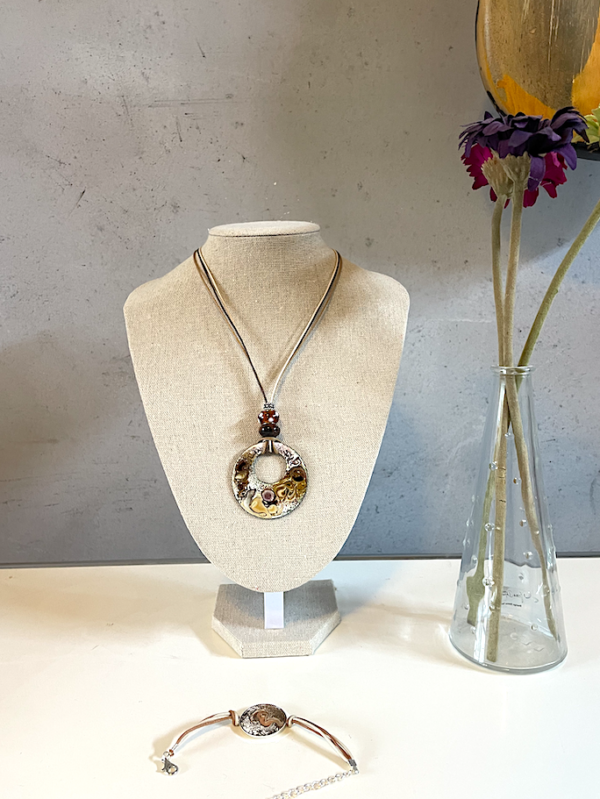 Collier avec médaillon diamètre 50 mm, couleur : beige et brun