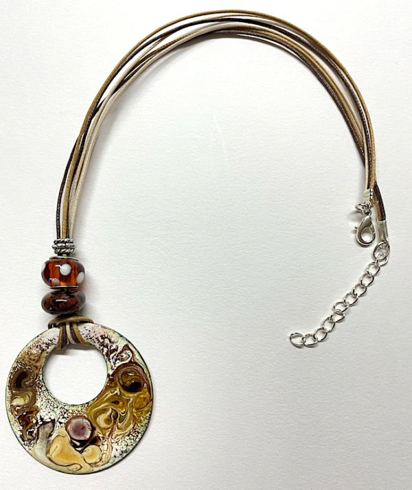 Collier avec médaillon diamètre 50 mm, couleur : beige et brun