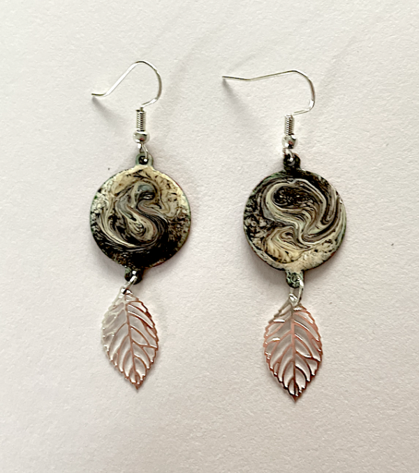 Paire de boucles d'oreilles rondes, couleur beige diamètre 25 mm, avec feuille métal argentée