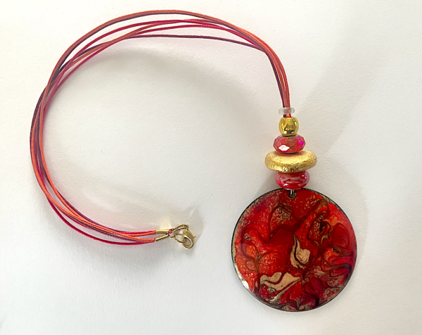 Collier avec médaillon diamètre 60 mm, couleur : Rouge