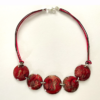 Collier avec 5 médaillons diamètre 25 et 30  mm, couleur : Rouge