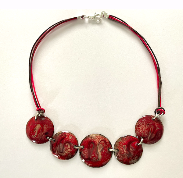 Collier avec 5 médaillons diamètre 25 et 30  mm, couleur : Rouge