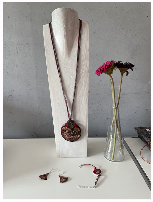 bijoux création française émaux sur cuivre Sautoir avec médaillon de 60 mm couleur rouge et doré sur chaine métal serpent