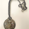 emaux sur cuivre Sautoir avec médaillon d'un diamètre de 70 mm sur chaine métal serpent