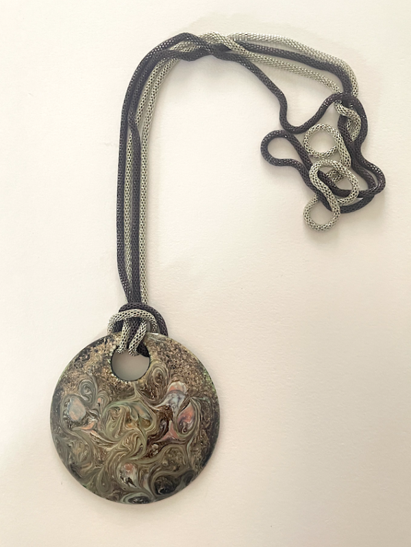emaux sur cuivre Sautoir avec médaillon d'un diamètre de 70 mm sur chaine métal serpent