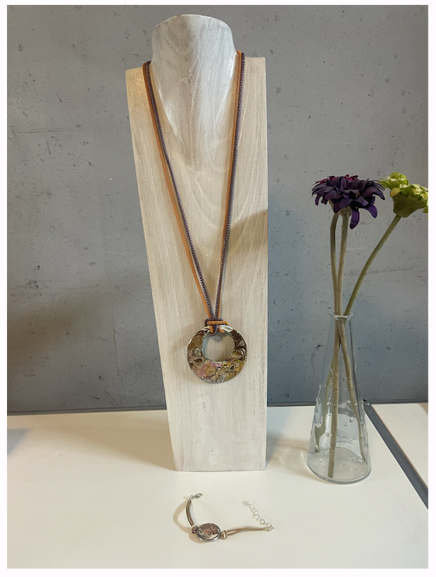 Sautoir avec médaillon d'un diamètre de 65 mm, couleurs beige et rose.