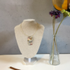 Collier avec médaillons carrés 30 et 20 mm, couleur : beige et bordeaux