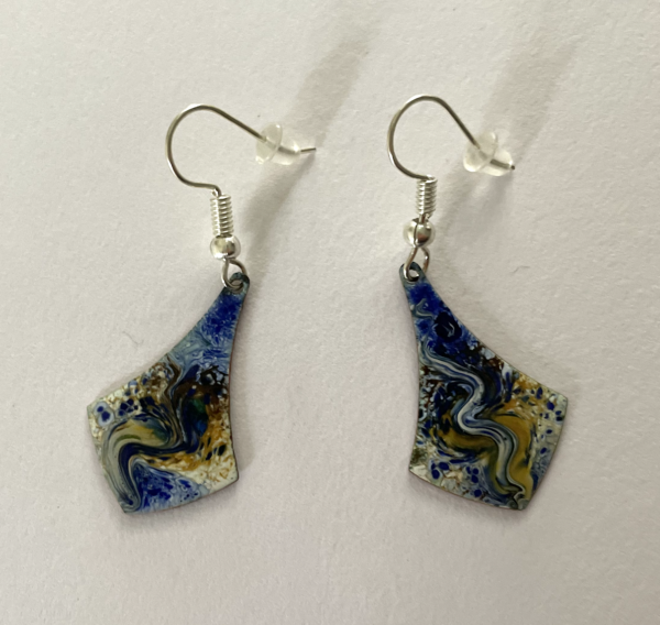 Paire de boucles d'oreilles gouttes bleu et jaune 30 mm.