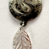 Paire de boucles d'oreilles rondes, couleur beige diamètre 25 mm, avec feuille métal argentée