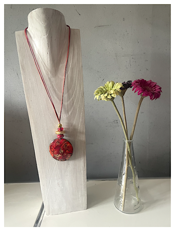 Collier avec médaillon diamètre 60 mm, couleur : Rouge