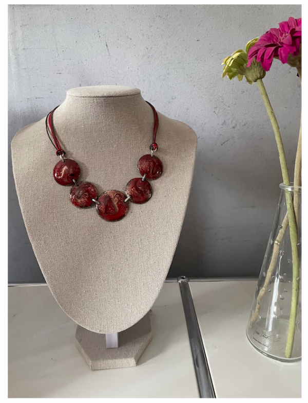 Collier avec 5 médaillons diamètre 25 et 30  mm, couleur : Rouge