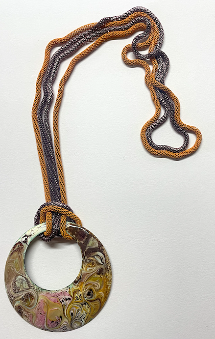 pièce unique en émaux sur cuivre Sautoir avec médaillon d'un diamètre de 65 mm, couleurs beige et rose.