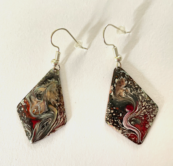 Paire de boucles d'oreilles triangle rouge et noir 35mm