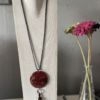 Sautoir avec médaillon de 60 mm couleur rouge sur chaine métal serpent avec pompon