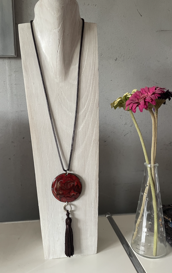 Sautoir avec médaillon de 60 mm couleur rouge sur chaine métal serpent avec pompon