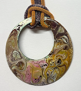 pièce unique en émaux sur cuivre Sautoir avec médaillon d'un diamètre de 65 mm, couleurs beige et rose.