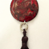 Sautoir avec médaillon de 60 mm couleur rouge sur chaine métal serpent avec pompon