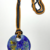 Sautoir avec médaillon d'un diamètre de 70 mm, couleurs bleu et jaune