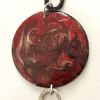 Sautoir avec médaillon de 60 mm couleur rouge sur chaine métal serpent avec pompon