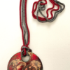 bijoux unique Sautoir avec médaillon de 60 mm couleur rouge et doré sur chaine métal serpent