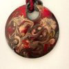 bijoux pièce unique france Sautoir avec médaillon de 60 mm couleur rouge et doré sur chaine métal serpent