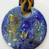 Sautoir avec médaillon d'un diamètre de 70 mm, couleurs bleu et jaune