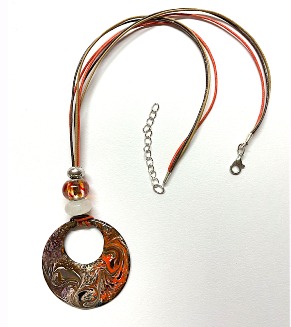 Collier avec médaillon diamètre 50 mm, couleur : Rouge -Bordeaux