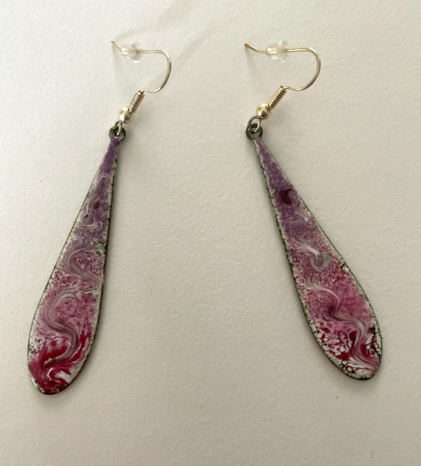 Paire de boucles d'oreilles gouttes rose 55 mm.