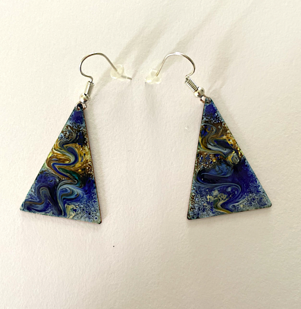 Paire de boucles d'oreilles bleu triangle, 30 mm avec grand fermoir sans nickel.